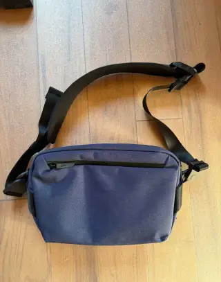 ALPAKA Go Sling 5,5 l – modrá, na iPad Pro 11″ s klávesnicou