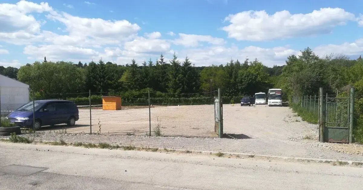 Parkovacie priestory, pobočka, prevádzka v meste Prievidza.