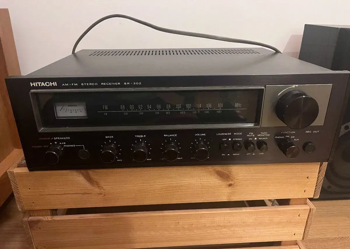 Hitachi SR-302 – vintage AM-FM Stereo Receiver
