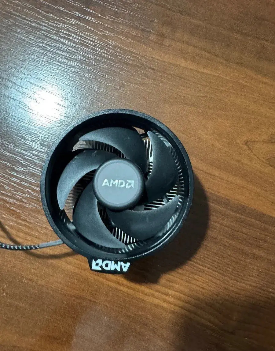 Originálny chladič AMD Wraith Stealth.