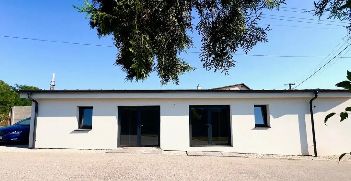 Samostatná budova s parkovaním