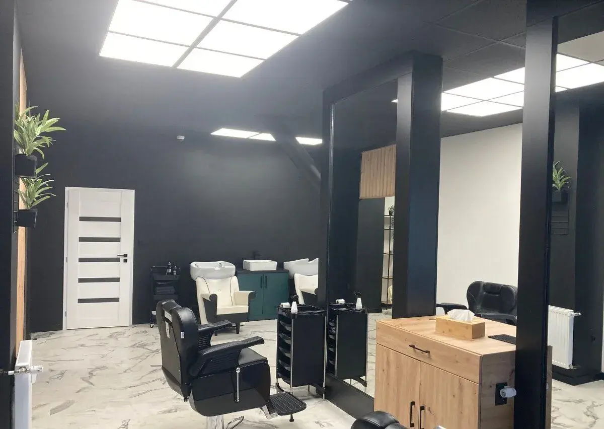 Komplet zrekonštruovaný, novozariadený BARBER pánsky salón