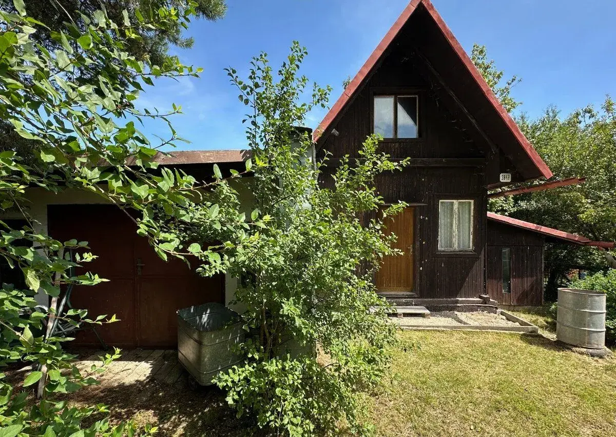 Záhradná chatka s veľkým pozemkom, 930 m2