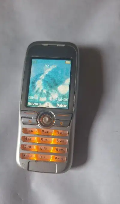 Sony Ericsson K500i top stav s nabijackou