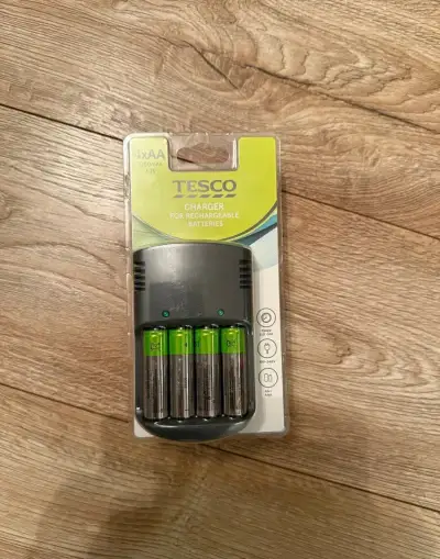 NOVÁ Nabíjačka batérií + 4x AA nabíjacie batérie (1350 mAh)