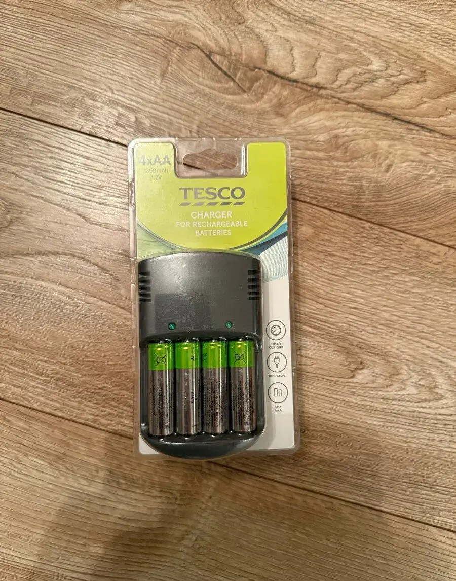 NOVÁ Nabíjačka batérií + 4x AA nabíjacie batérie (1350 mAh)