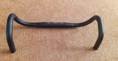Úplne nové talianske barany Pinarello Anatomic (42 cm)
