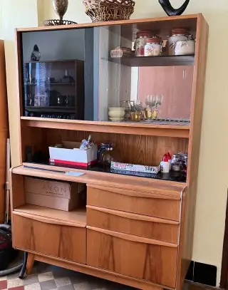 Retro vitrína / knižnica / s posuvným čiernym sklom
