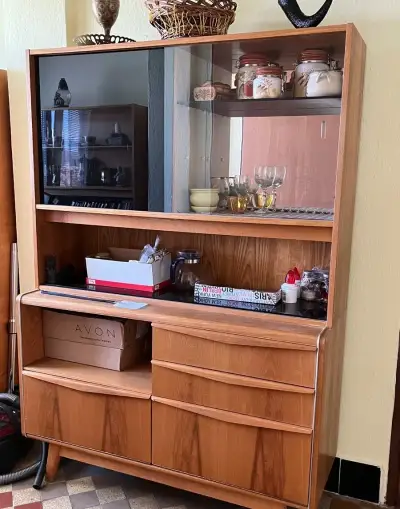 Retro vitrína / knižnica / s posuvným čiernym sklom