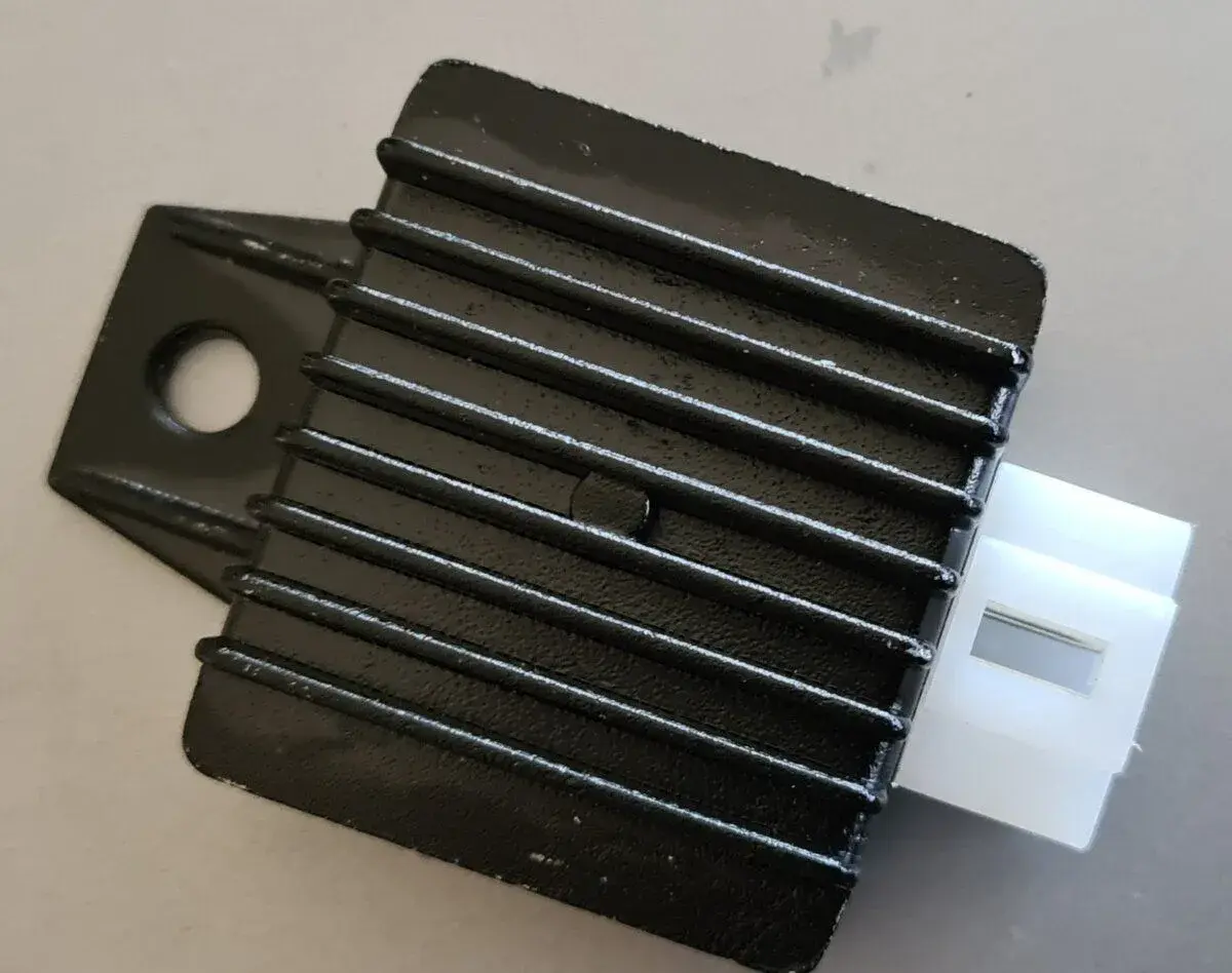 Nový moto regulátor a stabilizátor napätia 12 V