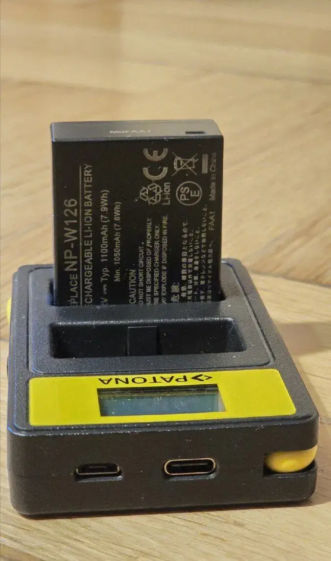 PATONA Smart Dual LCD nabíjačka + batéria 1100 mAh