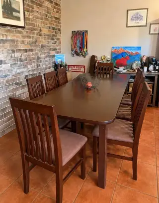 Jedálenský stôl + 8 stoličiek