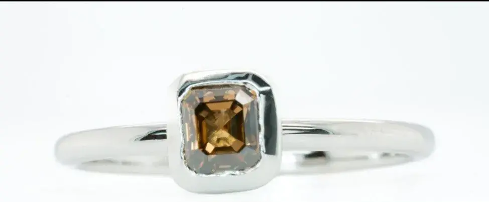 Prsteň z bieleho zlata s diamantom