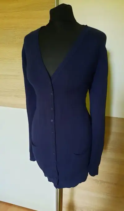Kvalitný tmavomodrý dámsky svetrík s gombíkmi-L/XL