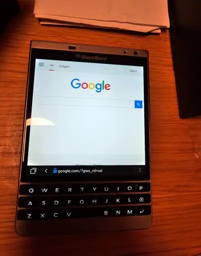 BlackBerry Passport Silver Edition 32 GB – ako nový