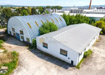 Skladový areál s pozemkom 10 000 m2 v priemyselnej zóne