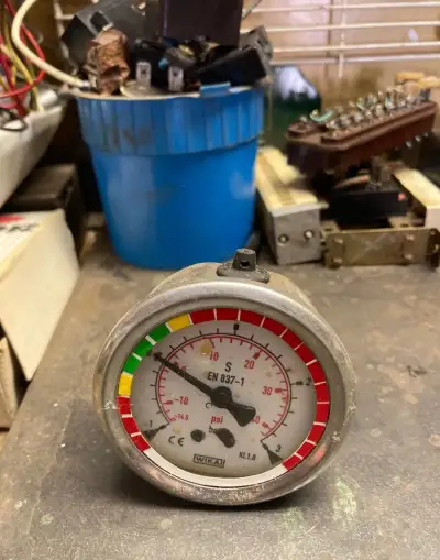 Nerezový glycerínový manometer WIKA -1 až 3 bar