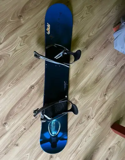 Snowboard L4Y s viazaním
