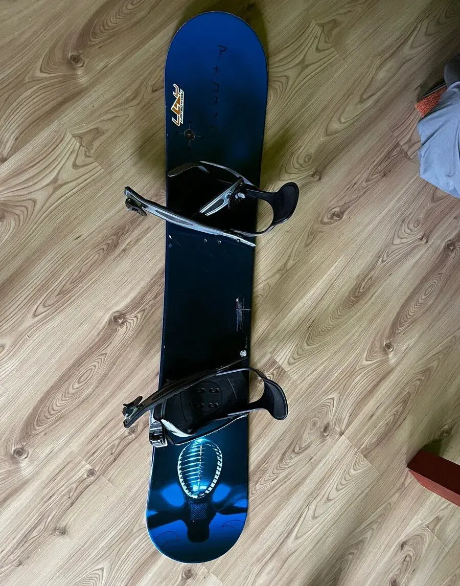 Snowboard L4Y s viazaním