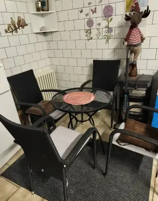 Stôl a stoličky