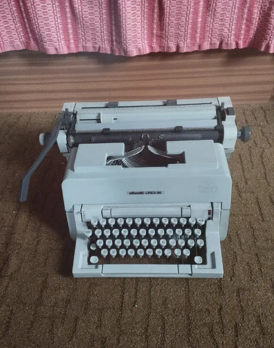 Písací stroj Olivetti Linea 98