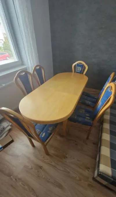 Jedalensky stol so stolickami