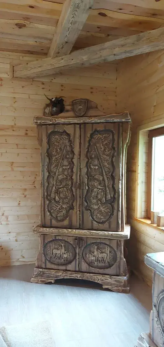 Drevená skriňa Poľovnícke motívy Š-120,V220cm,