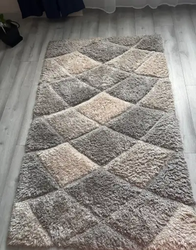 Sivý koberec
