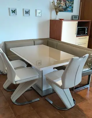 jedálenský stôl a stoličky