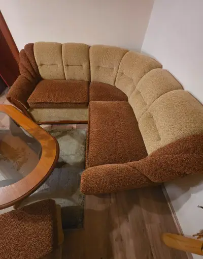 Rohová sedačka s dvoma malými taburetkami –
