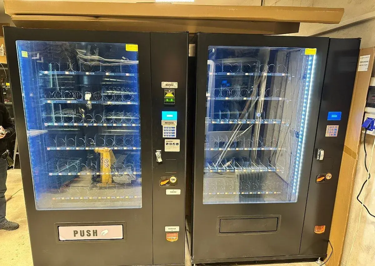 Predajný automat XY - s výťahom
