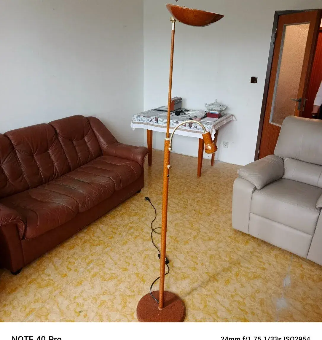 Stmievateľná stojaca lampa