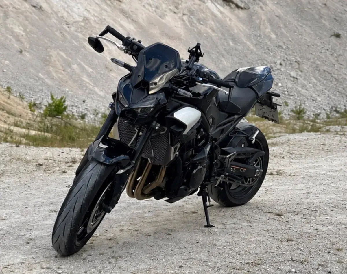 Kawasaki Z900 A2 105kw 2025 full Akrapovic Záruka 2029