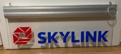 Svetelnú sklenenú reklamnú tabuľu na zavesenie