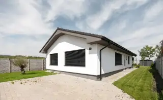 RODINNÝ DOM VO VINOSADOCH – MEDZI PEZINKOM A MODROU