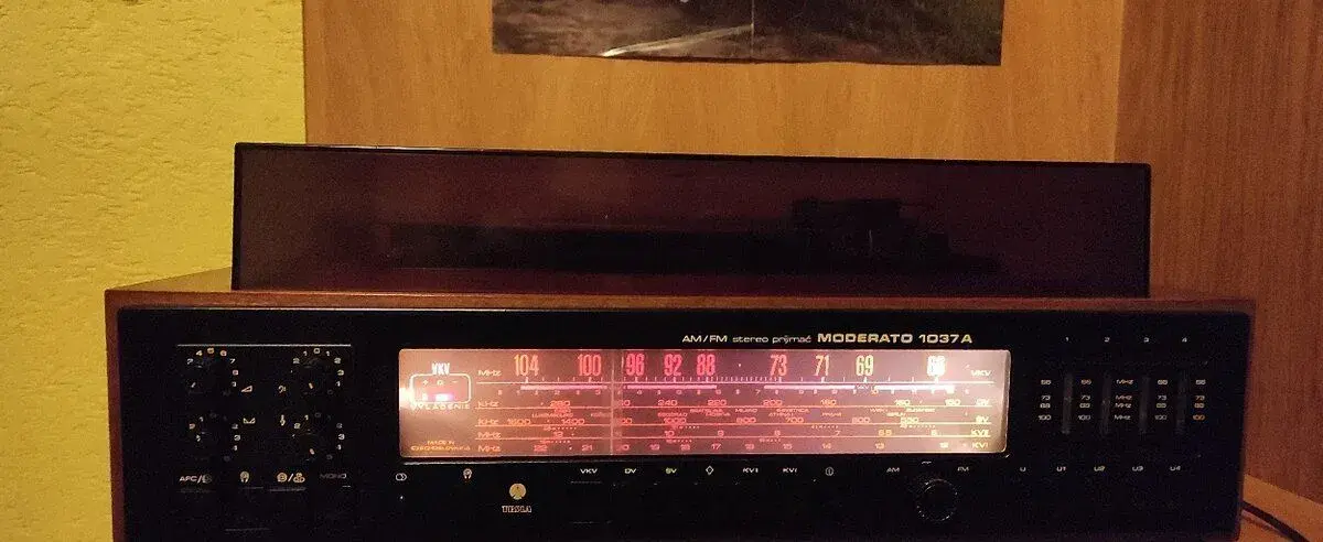 Gramorádio TESLA MODERATO 1037A