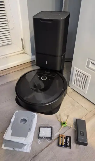 IRobot Roomba i7+ s automatickou vyprázdňovacou stani