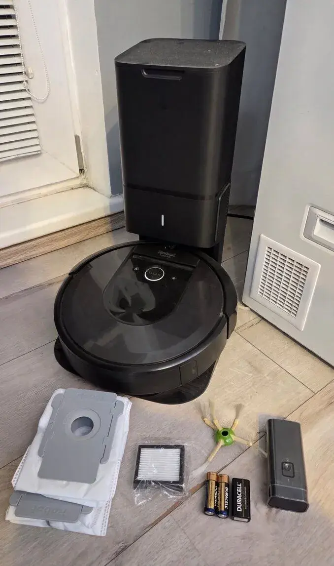 IRobot Roomba i7+ s automatickou vyprázdňovacou stani