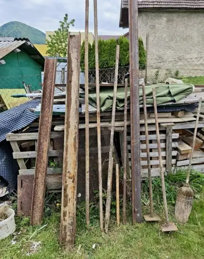 Masívny hutnícky materiál - oceľové rúry, U-profily, T-profi