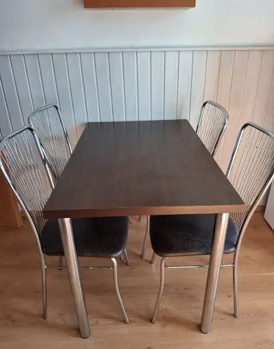 Jedálenský stôl so stoličkami