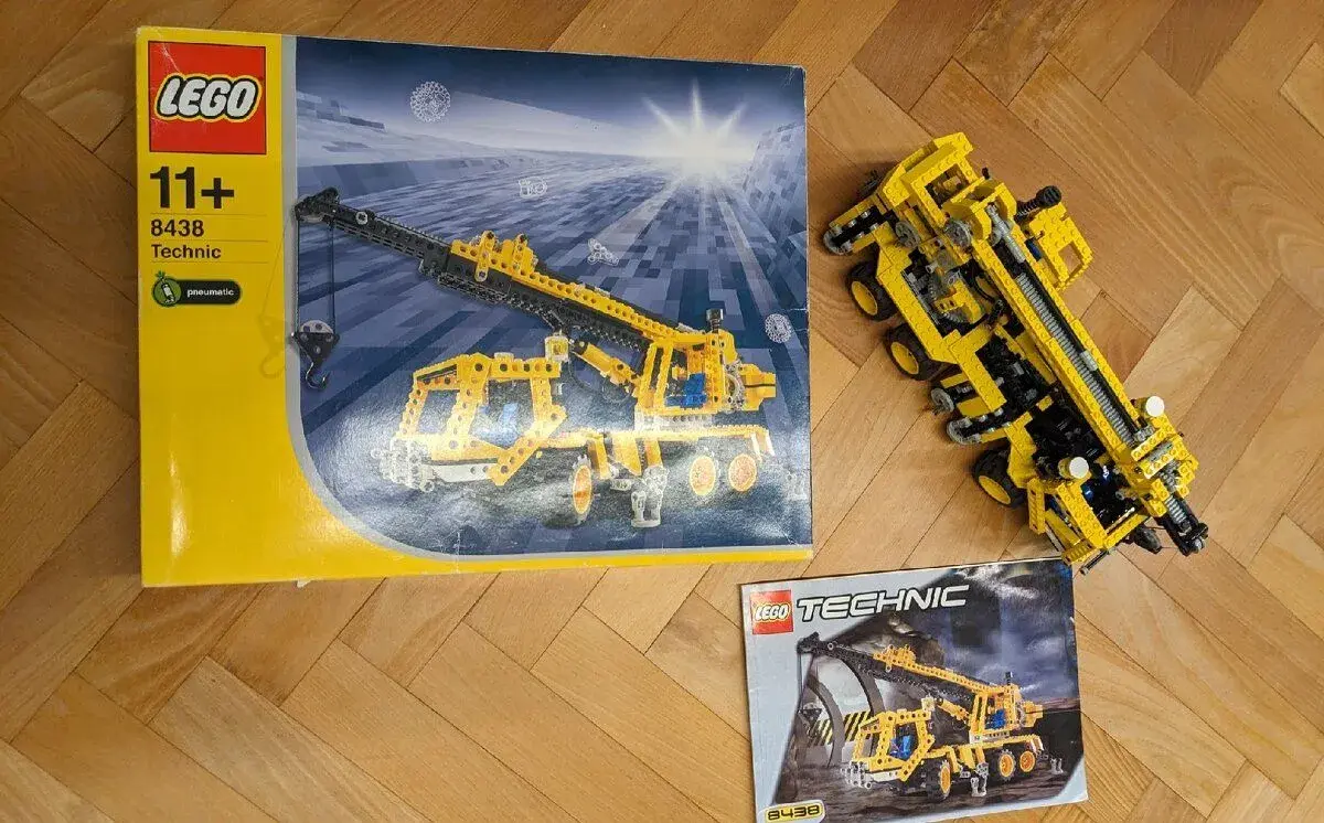 Lego Technic 8438 Pneumatic Crane Truck