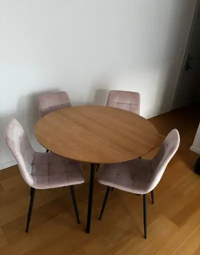 Stôl 100cm priemer +4 stoličky