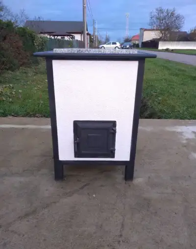 Tehlová omietnutá pec na drevo a uhlie, piecka, kachle.