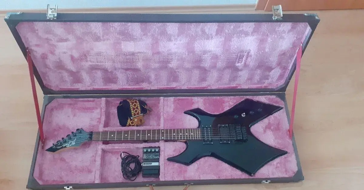 Elektrická gitara B.C.Rich, basová gitara Squier, kombo