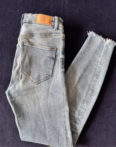 Skinny džínsy s vysokým pásom, nové, M