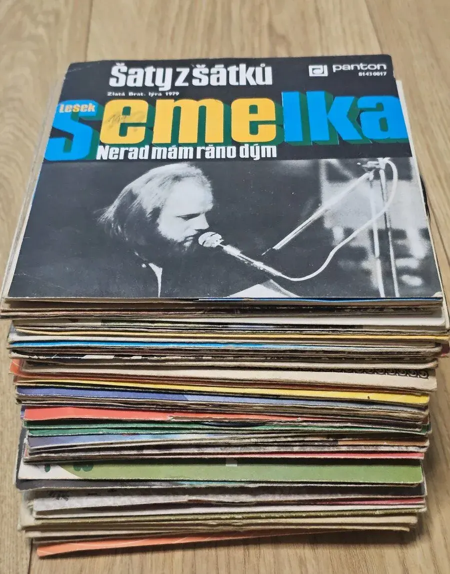 Vinylové platne s obalmi