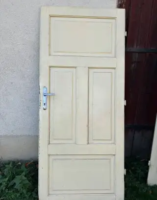 Staré drevené interiérové dvere.