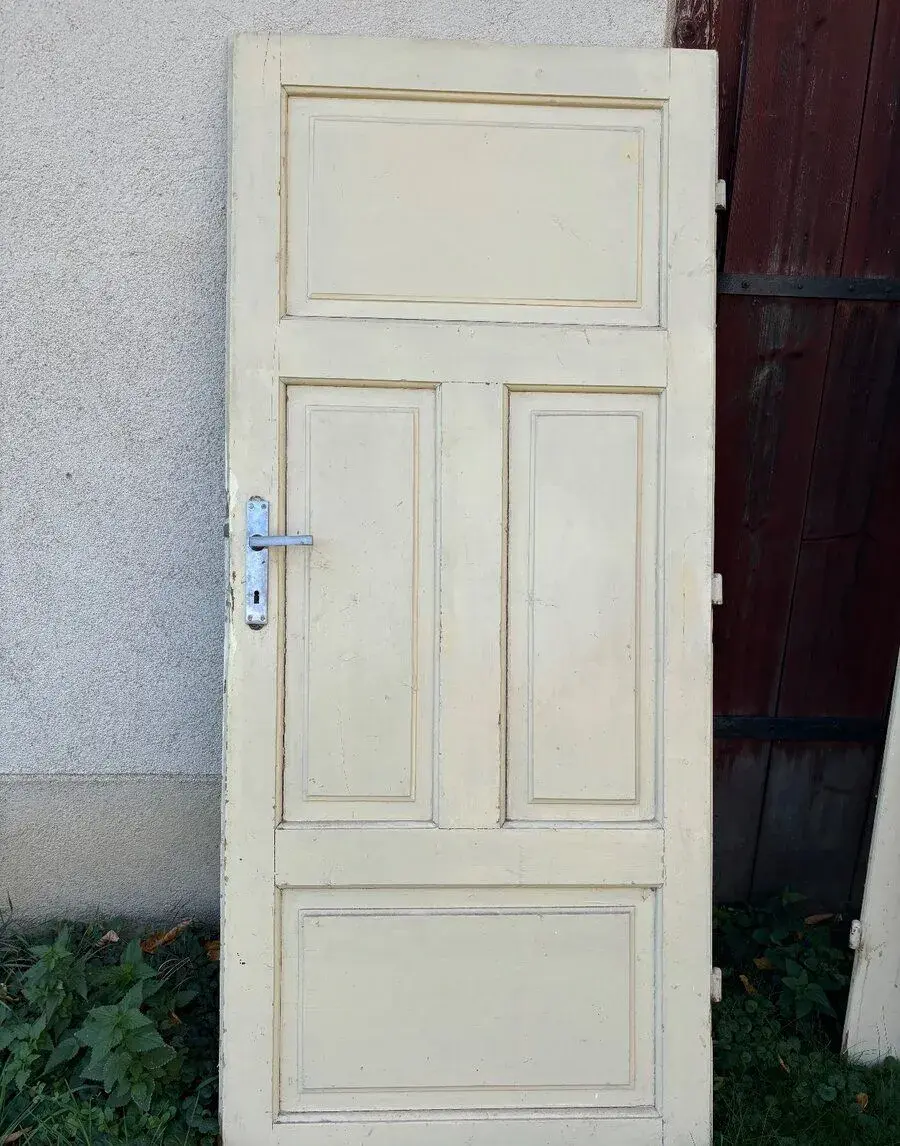 Staré drevené interiérové dvere.