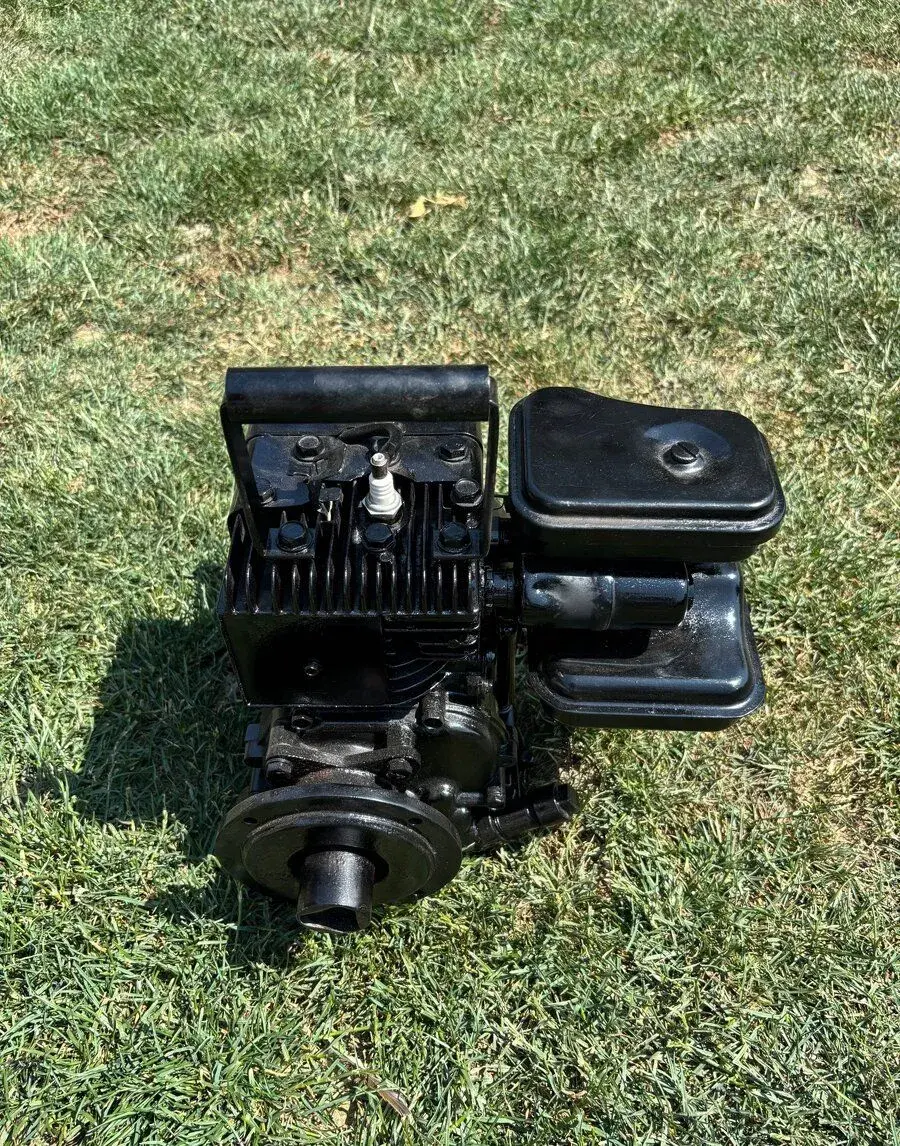BRIGGS&STRATTON 2 HP benzínový motor.