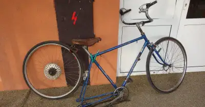 2 bicykle PREMIER a ESKA s prehadzovačkou Favorit